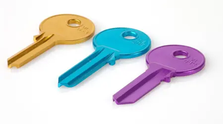 Drie sleutels naast elkaar in de kleuren geel, blauw en paars.