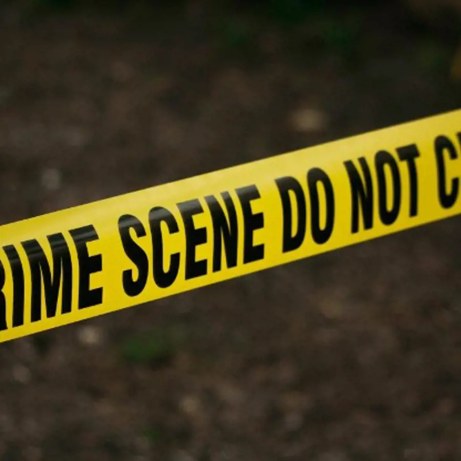 Een gele lint met de engelse tekst in zwarte letters: crime scene do not cross