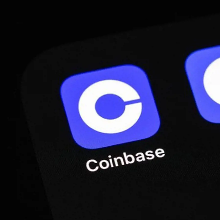 Close-up van smartphone met de Coinbase- en Wallet-apps iconen op het scherm.