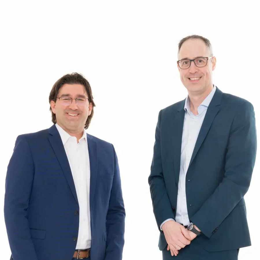 Een foto van John-Paul Straver en Dominique Verweij waar ze naast elkaar staan.