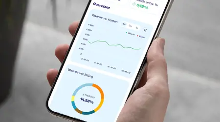 Mobiele telefoon met de On The Chain Portfolio App, die een grafiek en een lijst met cryptovaluta toont, inclusief waarden en procentuele veranderingen.