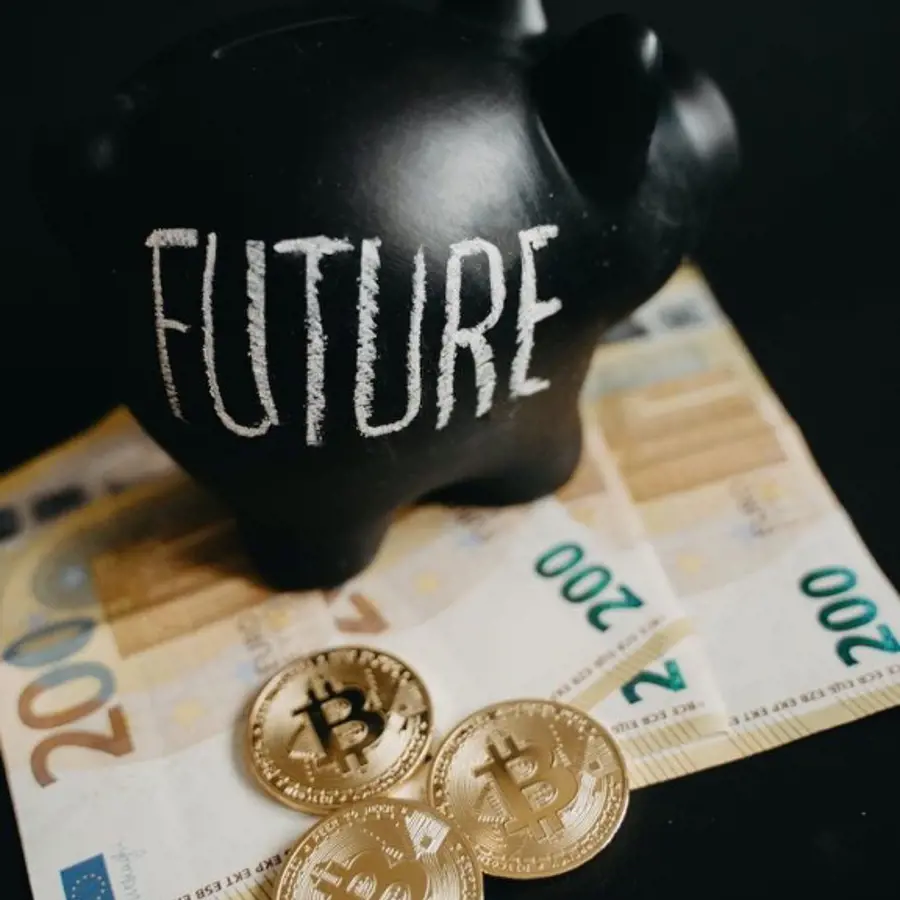 Zwart spaarvarken met het woord 'Future' erop, omringd door eurobiljetten en Bitcoin-munten.